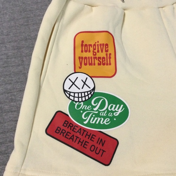 First Row Women’s Graphic Fleece Cream Shorts Size M - Picture 3 of 6